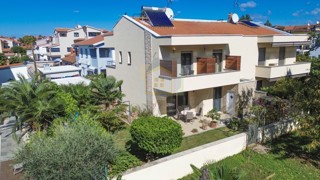 Poreč, širši center, Dvojna hiša z dvema stanovanjem in dvoriščem, 1 km od morja