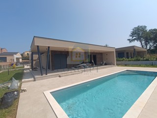 Poreč, okolica, Samostoječa prizemna hiša s bazenom, 17 km od morja