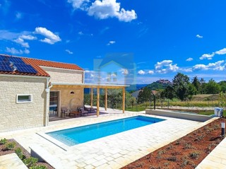 Motovun, okolica, Prekrasna pritličnica s bazenom in pogledom na Motovun