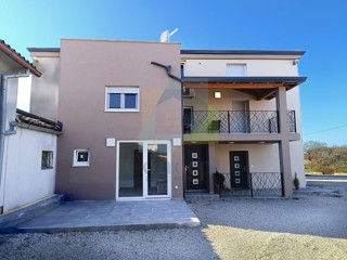 Poreč, okolica, Renovirana dvojna kuća s tri spavaće sobe i pogledom na more