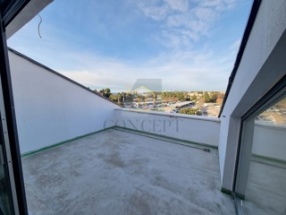 Poreč, center, Stan v novogradnji v 4. nadstropju s pogledom na morje, 200 m od morja