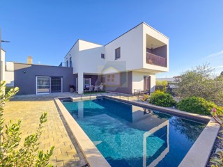 Poreč, okolica, moderna luksuzna vila s bazenom, 12 km od morja