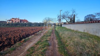 Poreč, okolica, Gradbena zemljišča na mirni lokaciji, 8 km od morja