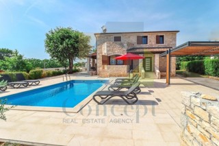 Poreč, okolica, Kamena hiša s bazenom in 4 spalnice 12 km od morja