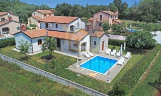 Poreč, okolica, Samostoječa hiša s bazenom na mirni lokaciji, 19 km od morja