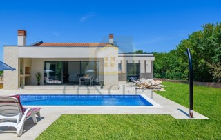 Labin, okolica, Prizemna hiša s bazenom in veliko dvorišče, 3,5 km od morja