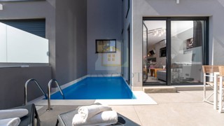 Poreč, okolica, Hiša v nizu s bazenom na odlični lokaciji, 500 m od morja