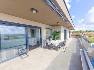 Poreč, okolica, Luksuzno prostorno stanovanje s pogledom na morje, 2 km od morja