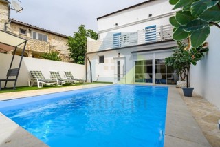 Poreč, uža okolica, Renovirana kamena hiša s bazenom 3 km od morja