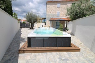 Poreč, okolica, Šarmantna renovirana kamena hiša z dvoriščem, 9 km od morja