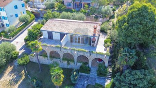 Poreč, okolica, Stan za renovacijo s pogledom na morje, 3 km od morja