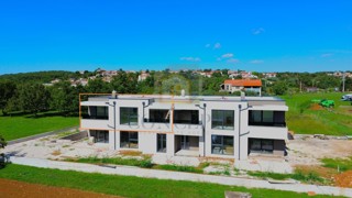 Poreč, okolica, Stan na prvem nadstropju s 3 spalnicami, vrtom in skupnim bazenom