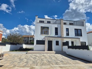 Poreč, okolica, Dvojna moderna hiša s pogledom na morje