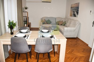 Poreč, širši center, Prostoren stan v nadstropju manjše stavbe, 400 m od morja