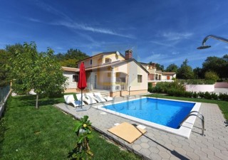Poreč, okolica, Samostoječa hiša s bazenom na mirni lokaciji, 19 km od morja