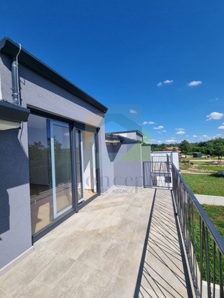 Poreč, okolica, Stan na 2. nadstropju novogradnje, 11 km od morja