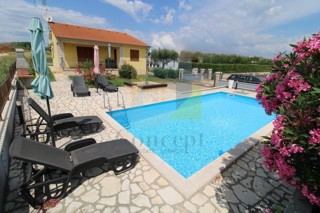 Poreč, okolica, Samostojeća prizemnica s bazenom, 10 km od morja
