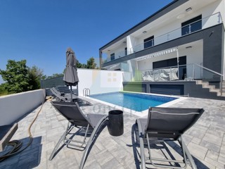 Rovinj, Kanfanar, Dve etažirane moderne, luksuzne hiše na odlični lokaciji, 8 km od morja