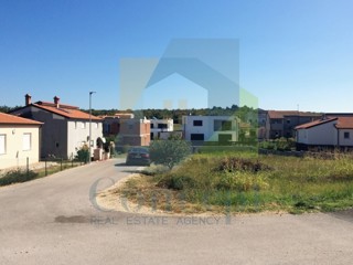 Poreč, Gradbena parcela za izgradnjo dvojnega objekta 2 km od morja