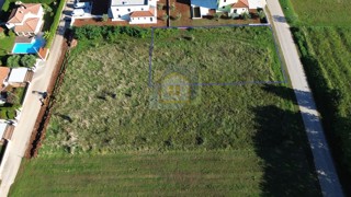 Poreč, okolica, Građevinsko zemljišče za gradnjo stavbe s do 6 enot, 6 km od morja