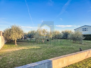 Poreč, okolica, Gradbena parcela na odlični lokaciji, 11 km od morja