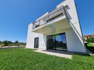 Poreč, okolica, Stan v pritličju s 3 spalnicami in vrtom, 1 km od morja