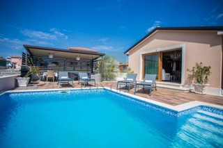 Poreč, okolica, Prizemna hiša s bazenom in zemljiščem za še eno hišo, 7 km od morja