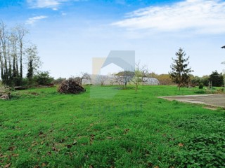 Poreč, okolica Građevinsko zemljišče na robu gradbene cone s pogledom na morje