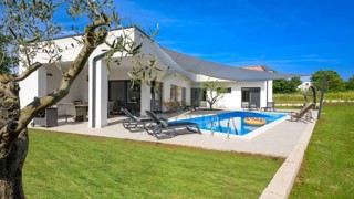 Rovinj, okolica, Samostojeća prizemna hiša z bazenom na mirni lokaciji