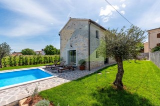 Poreč, okolica, Renovirana avtohtona kamnita hiša z bazenom, 9 km od morja