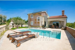 Poreč, okolica, Šarmantna vila s bazenom na odlični lokaciji, 10 km od morja