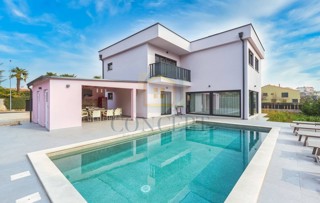 Poreč, predgrađe, Moderna vila s bazenom na odlični lokaciji, 800 m od morja