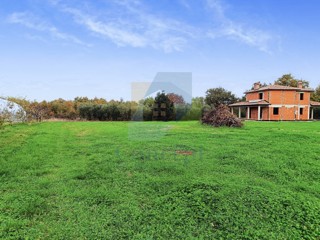 Poreč, okolica Gradbeno zemljišče ob robu gradbene cone s pogledom na morje