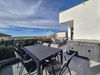 Poreč, okolica, Stan na 1. nadstropju s tremi spalnicami in pogledom na morje, 4 km od morja