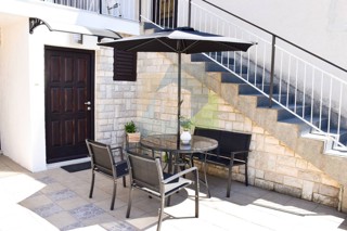 Poreč, širši center, Stan in garsonjera v pritličju manjše zgradbe, 400 m od morja