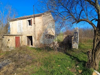 Poreč, okolica, Kamena hiša z zemljiščem za obnovo na mirni lokaciji