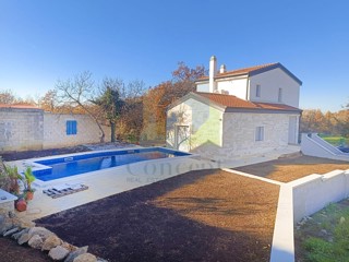 Poreč, okolica, Hiša s tremi spalnicami in bazenom na mirni lokaciji 11 km od morja