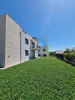 Poreč, okolica, Stan v pritličju s 3 spalnicami in vrtom, 1 km od morja