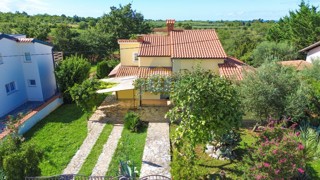 Poreč, okolica, Samostojeća hiša s prostornim dvoriščem, 7 km od morja