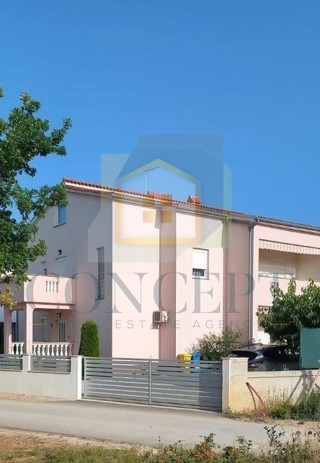 Poreč, okolica, Apartmajska hiša na odlični lokaciji, 800 m od morja