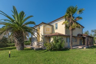 Poreč, uža okolica, Klasična luksuzna vila na odlični lokaciji, 1 km od morja