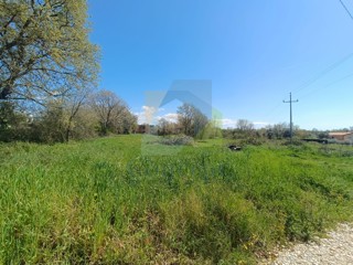 Poreč, okolica, Građevinsko zemljište s građevinsko dovoljenjem 4 km od morja