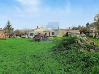 Poreč, okolica Građevinsko zemljišče na robu gradbene cone s pogledom na morje