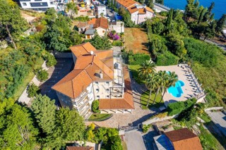 Opatija, Hotel z do 13 apartmaji in bazenom, 40 m od morja
