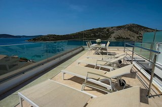 Apartma s strešno teraso, Vinišće, 100 m2