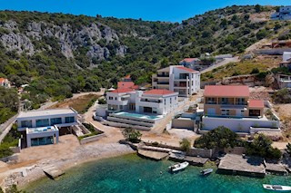 Na novo zgrajena moderna vila ob morju