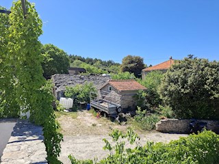 Brač - gradbeno zemljišče z legalnimi objekti in pogledom na morje