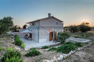 Sutivan – Edinstvena vila s bazenom in odprtim pogledom na morje, naprodaj