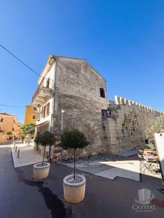 Izjemna redkost v Novigradu – hiša s tremi stanovanjskimi enotami in pogledom na morje