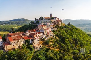 ZAZIDLJIVO ZEMLJIŠČE Z RAZGLEDOM NA MOTOVUN